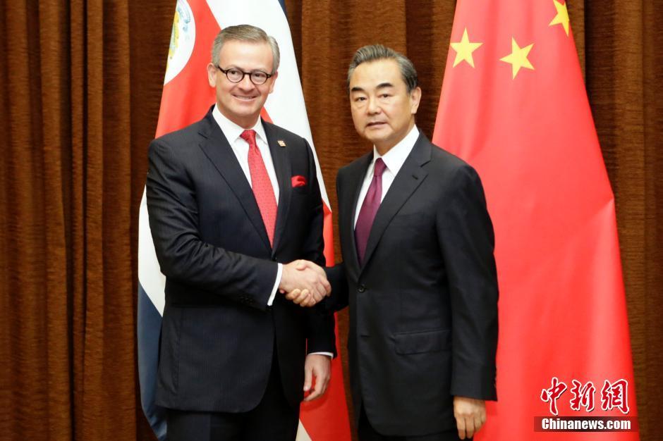 王毅与哥斯达黎加外长冈萨雷斯举行会谈