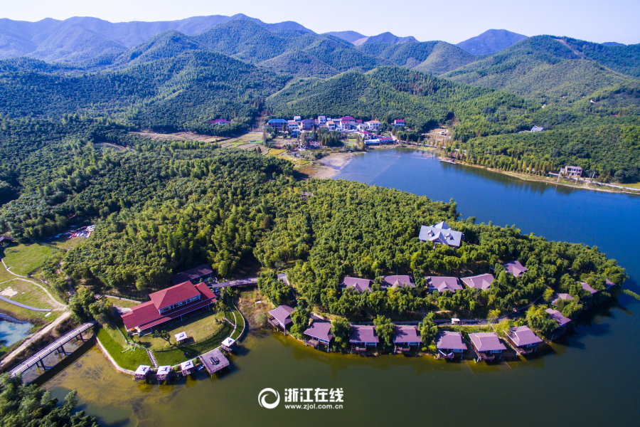 吴兴废矿坑变身度假村