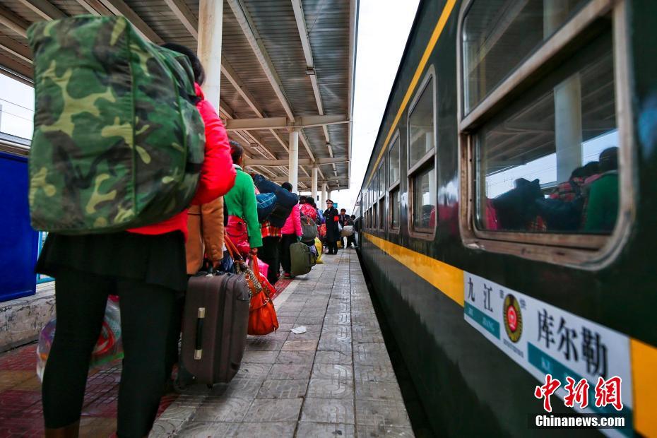 新疆铁路开行今冬首趟棉农工返乡专列
