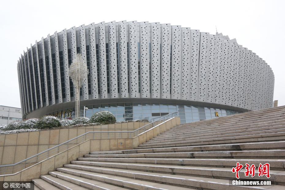 山东济南现“剃须刀”大楼 外墙装饰宛若刀片