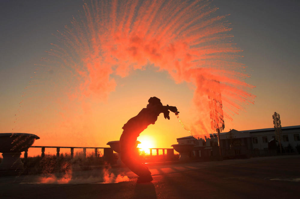 兵哥泼热水瞬间成冰 如“万箭齐发”