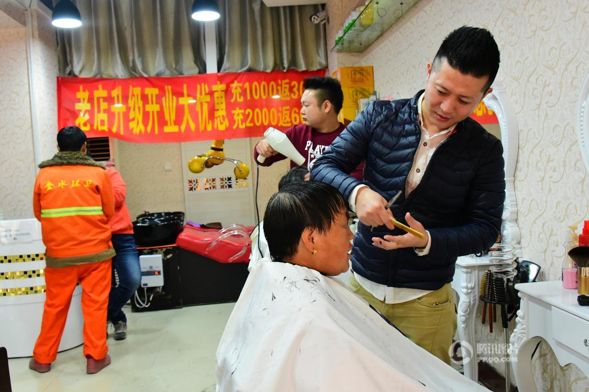 郑州一发廊每天抽1.5小时 为环卫工免费理发