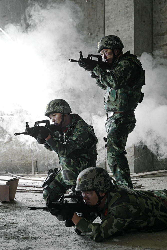 边防支队为退伍老兵拍摄“军旅写真”