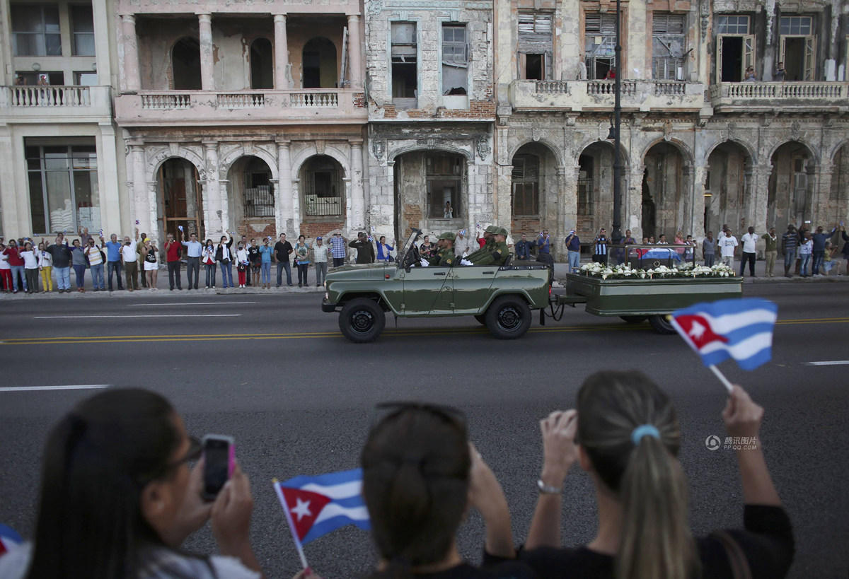 卡斯特罗骨灰在古巴绕境4天 民众夹道相送