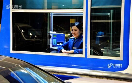 高速夜班女收费员：一晚微笑3000次