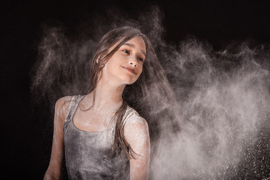 梦想飞扬：带着面粉起舞的小芭蕾舞演员