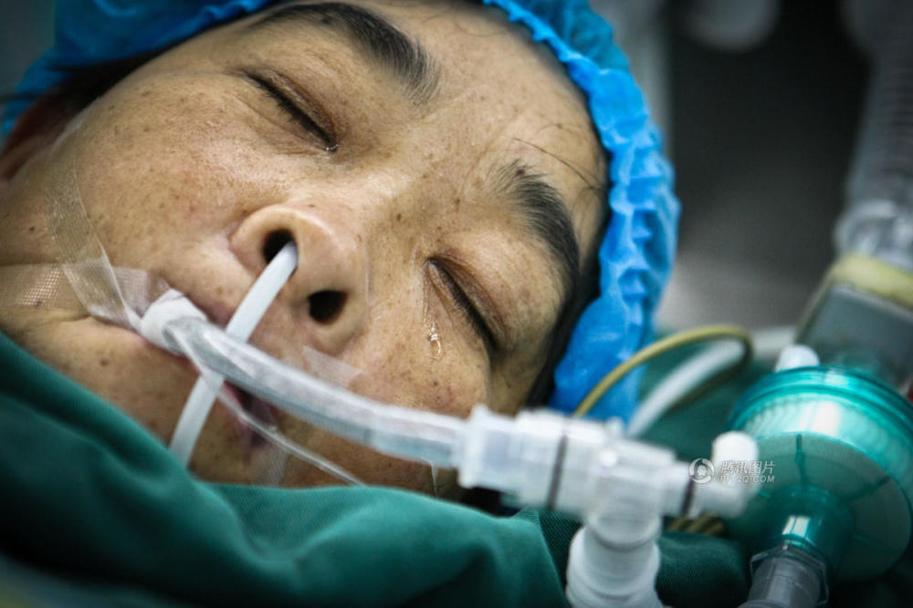 合肥母亲捐肾救儿 含泪上手术台