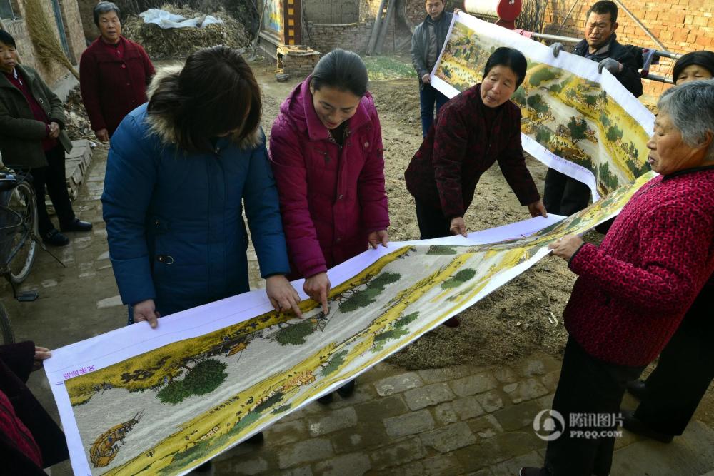 农民两年绣出《清明上河图》 欲出售贴补家用