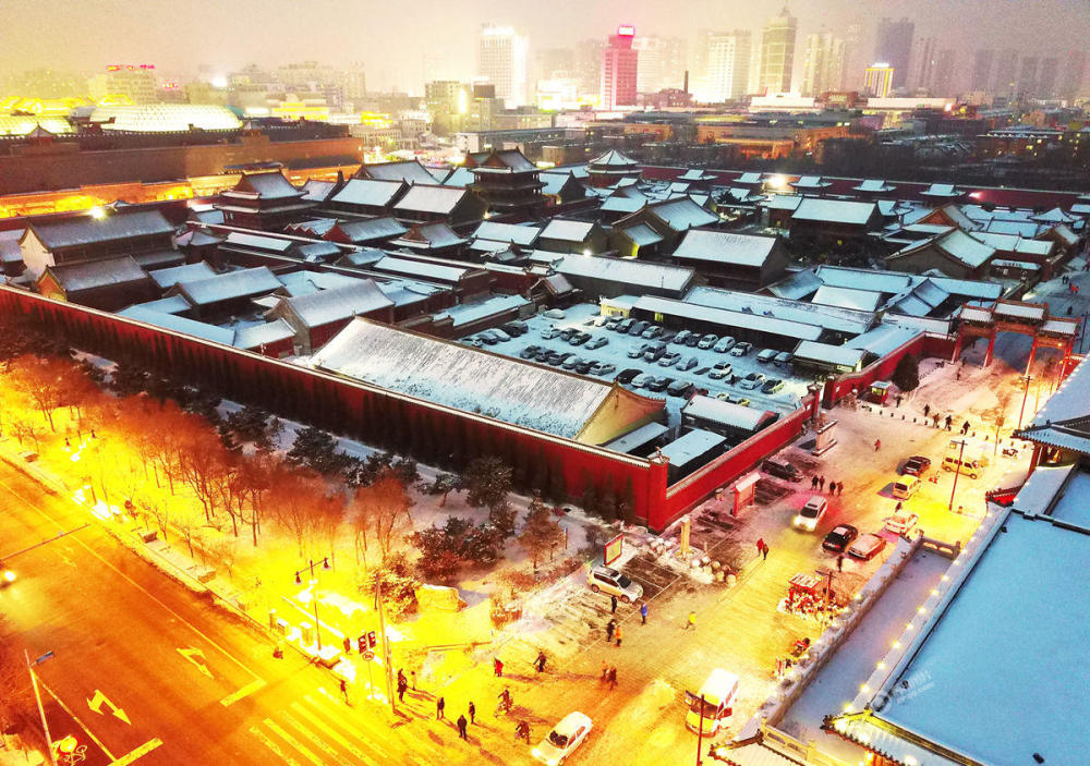 航拍沈阳故宫：流光溢彩夜色迷人