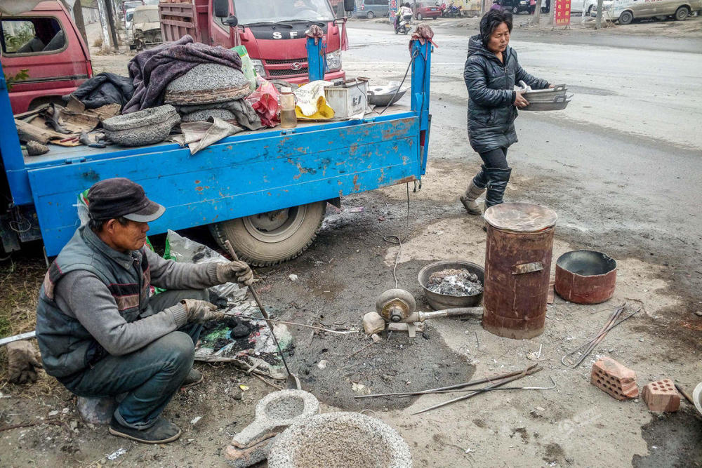 实拍农村“倒锅”人 省吃俭用半年收入近10万