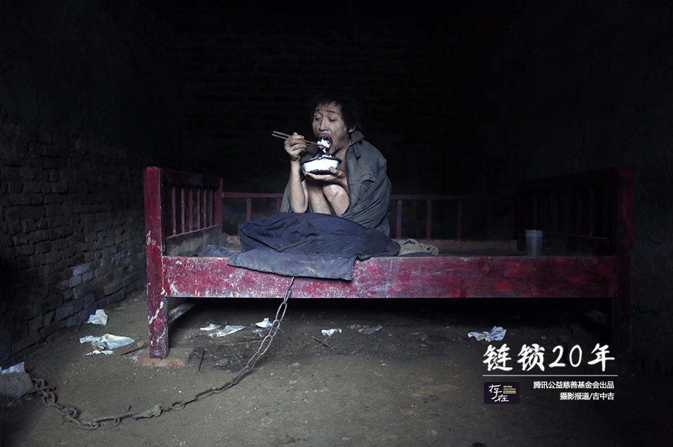 45岁精神病人被铁链锁20年 七旬双亲欲哭无泪