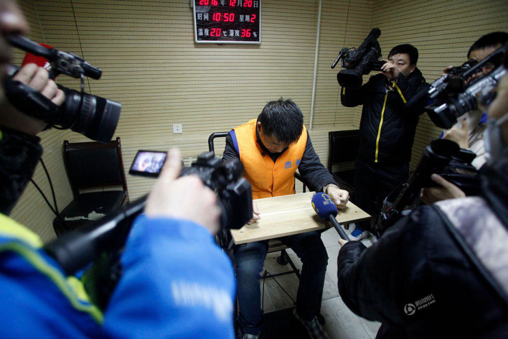 西安砍人逃犯工地搬砖10年后自首 亲人认不出