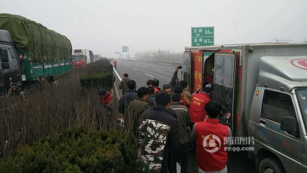 大雾弥漫上千车辆被困高速 义工送面包鸡蛋