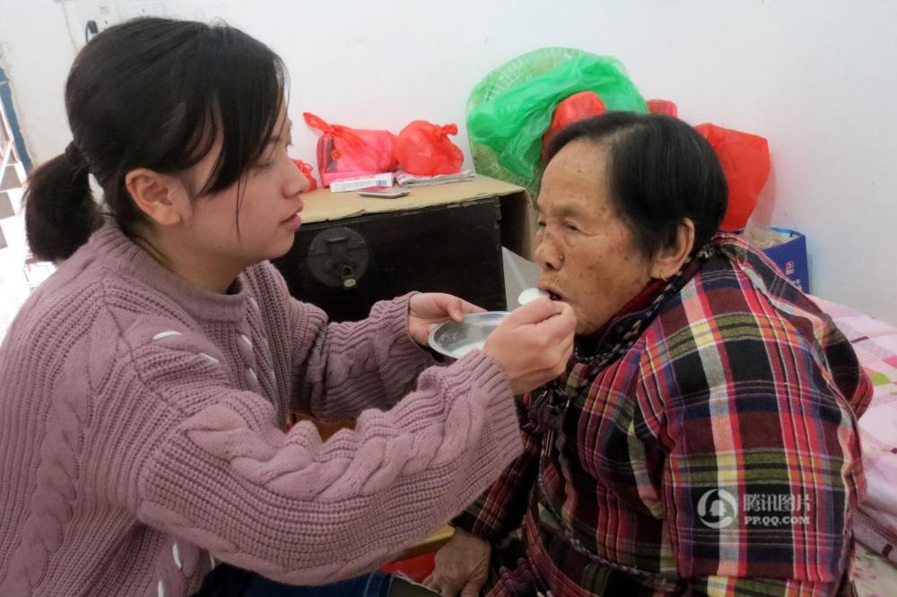 江西“90后”女兵2年资助困难老人4万元