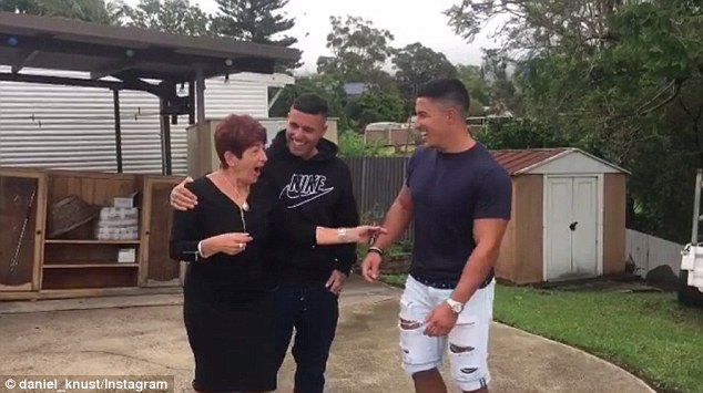 澳洲两兄弟攒钱十年买宝马轿车孝敬妈妈