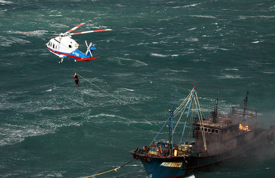 渔船在东海起火 直升机风浪中救10人