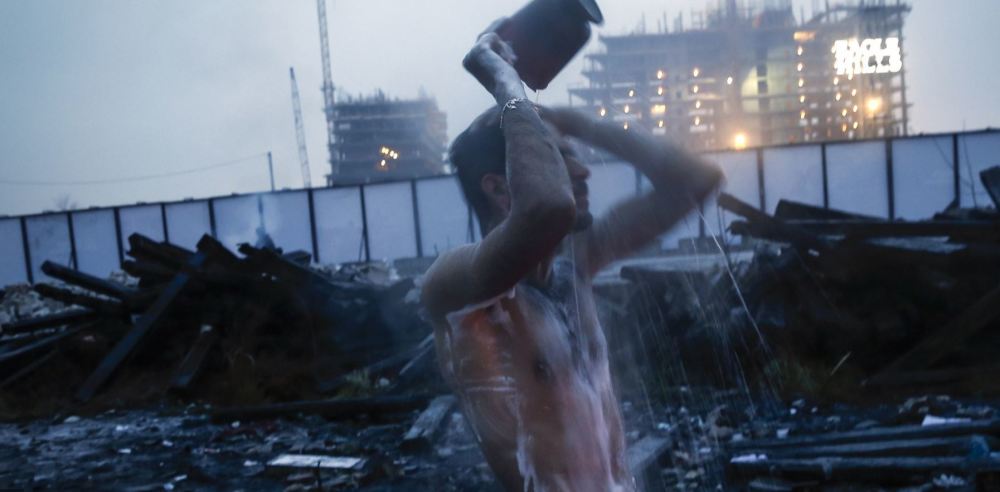 叙难民在欧洲苦熬生活 冰天雪地中洗澡