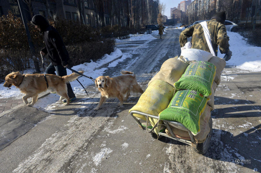 高龄民工卖苦力 日背沙子三四吨