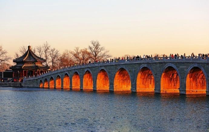 落日余晖下 颐和园现“金光穿洞”