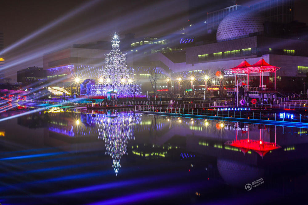 浙江宁波亮起20米高灯塔 造型酷似蛋糕