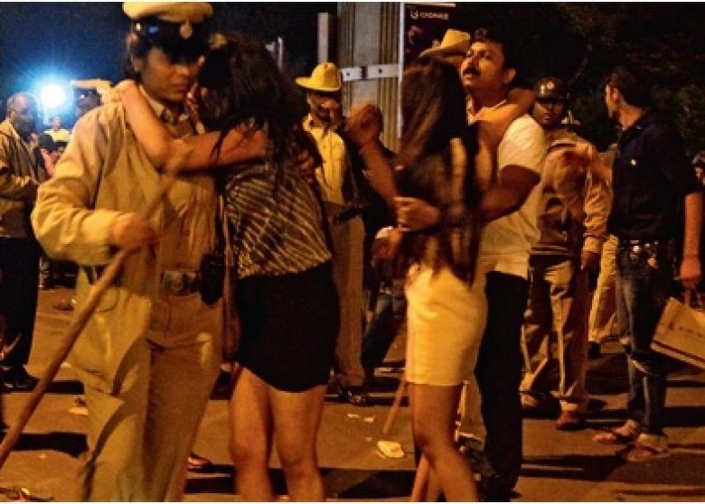 印度大规模性侵 官员：女性穿着有问题