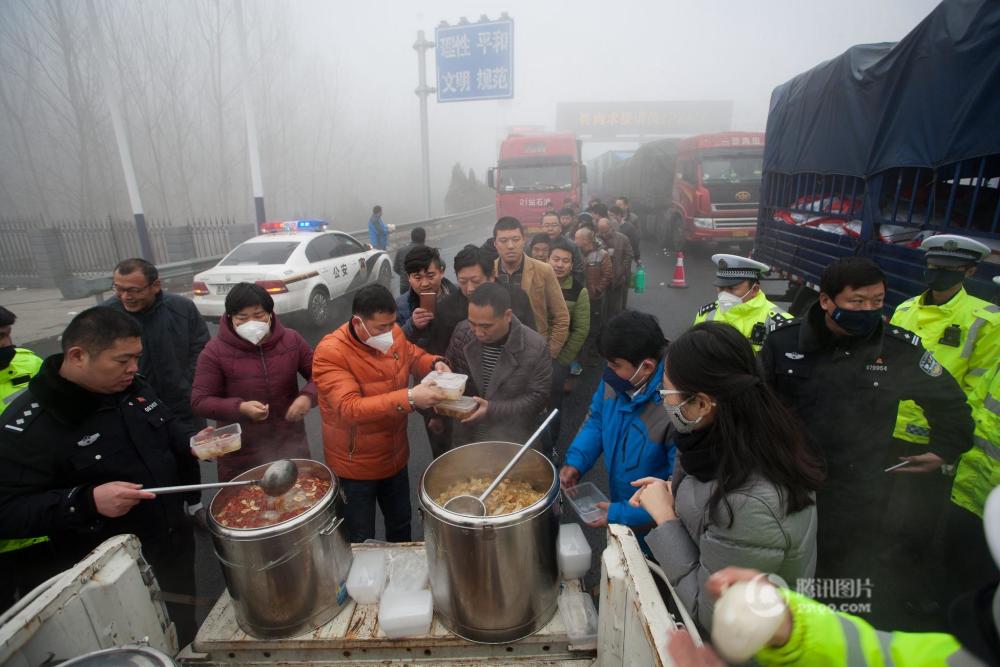 雾霾天高速堵车 山东交警免费提供饭菜获点赞