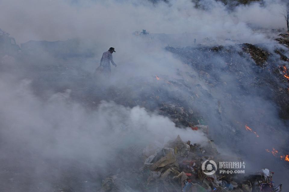金三角拾荒人：垃圾场安家与老鼠为伴