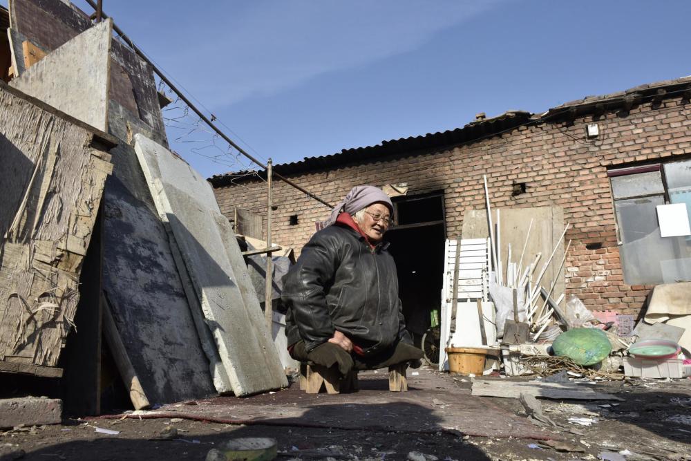 她见义勇为成“板凳奶奶”，拾荒20年如今无处住