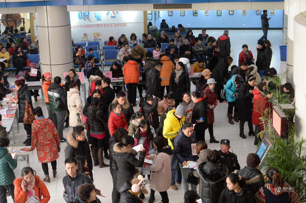 家长凌晨排队为孩子报培训班