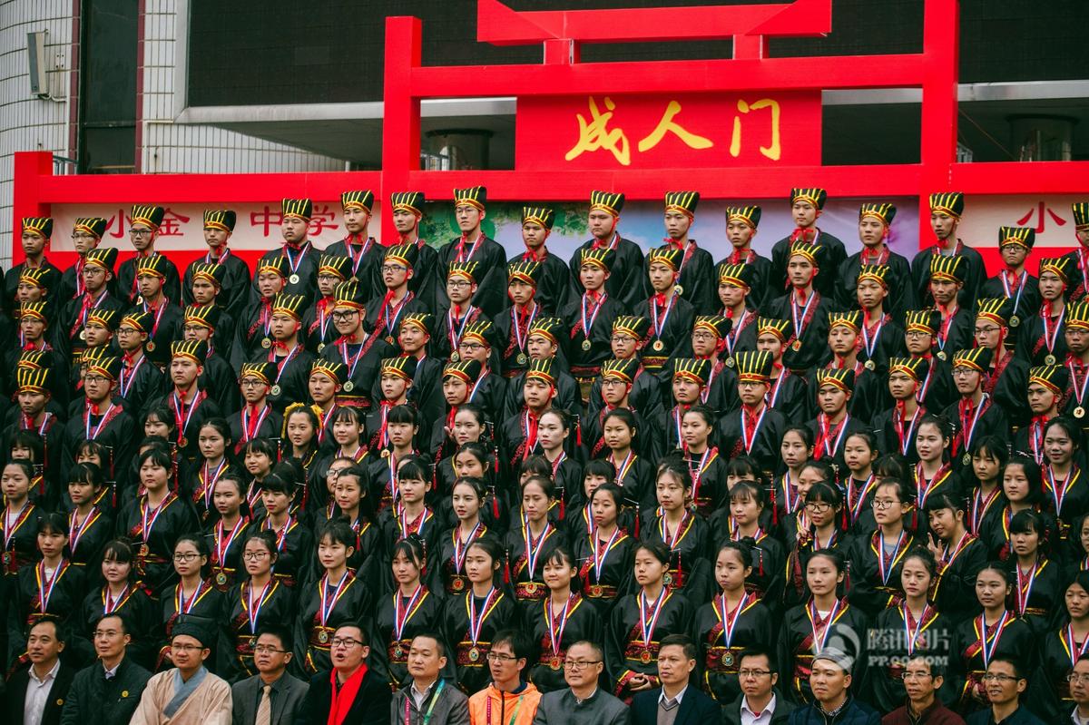 广东一中学举行古风成人礼 学生着汉服跪拜恩师