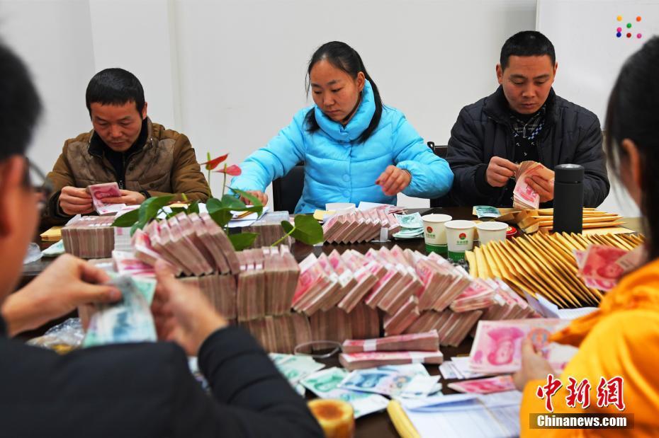 公司取2500万为农民工发工资 40名警察看护