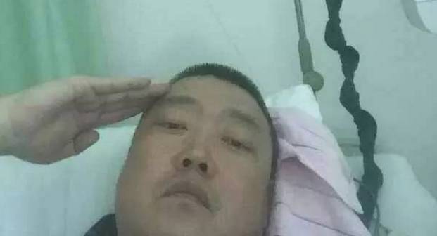 他敬完礼后离世，各地战友回礼送别