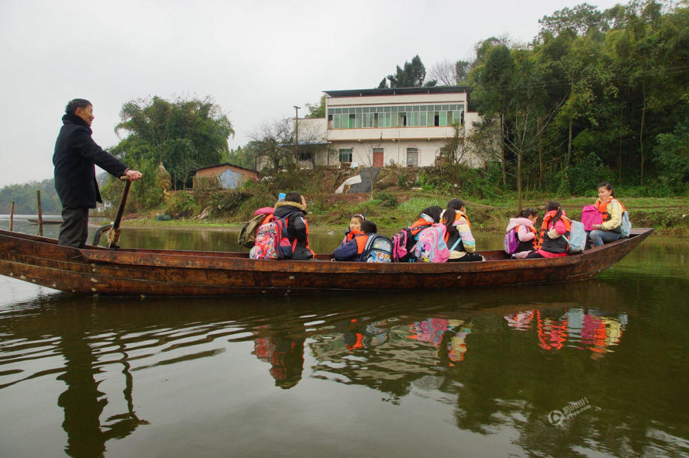 老师划船10年 每天花两小时接送孩子上学
