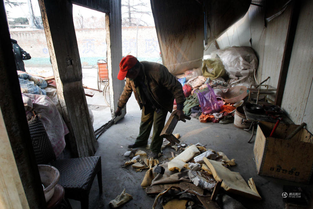 流浪汉曾救4名溺水学生 如今盼与家人团圆