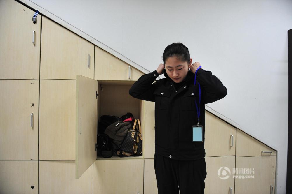 95后女安检员的一天 弯腰8000次挥手4万次