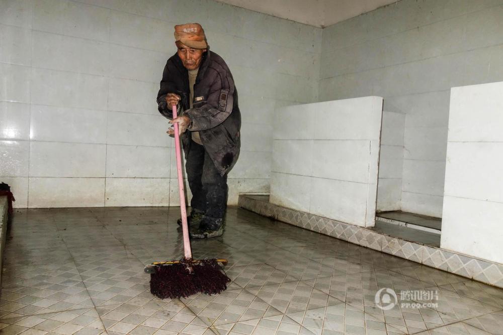 安徽82岁老人扫公厕挣钱 和智障儿相依为命