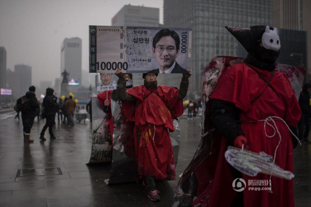 韩民众举行第13次烛光集会 敦促朴槿惠下台