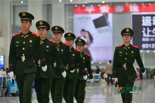 他与父母在火车站相遇，却不能离岗半步