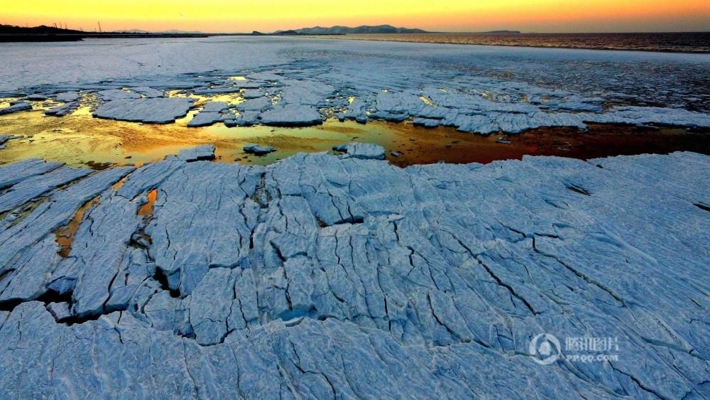 大连北部海域现“极地冰海”景观 宛若冰原世界