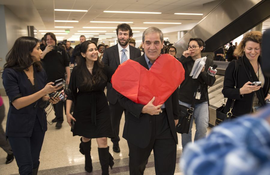 被特朗普遣返后回到美国，他热泪盈眶