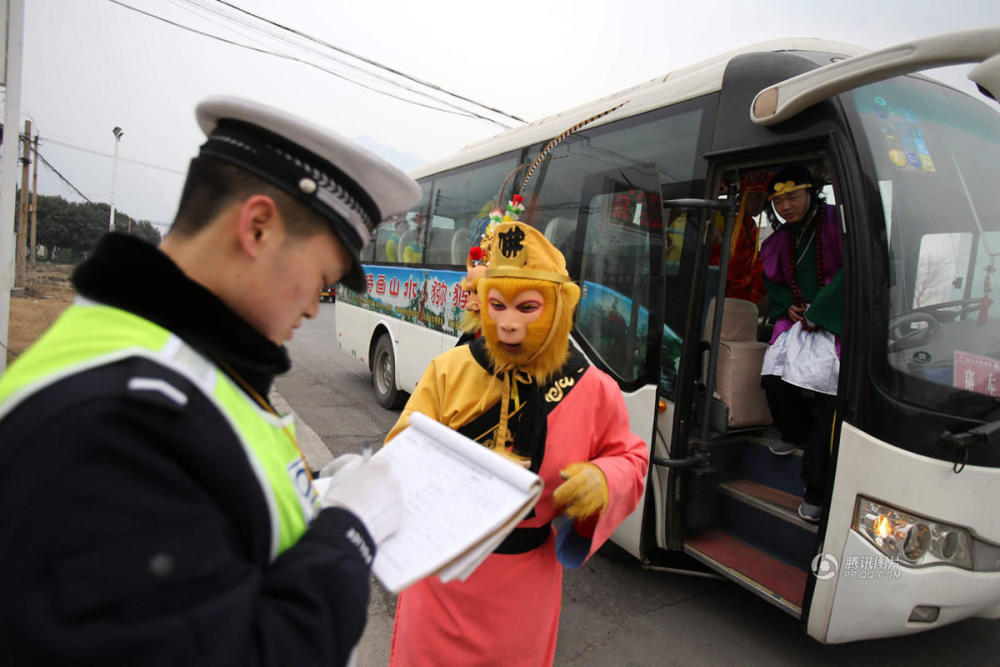 “大圣”开车被拿下 车上一群神仙妖怪