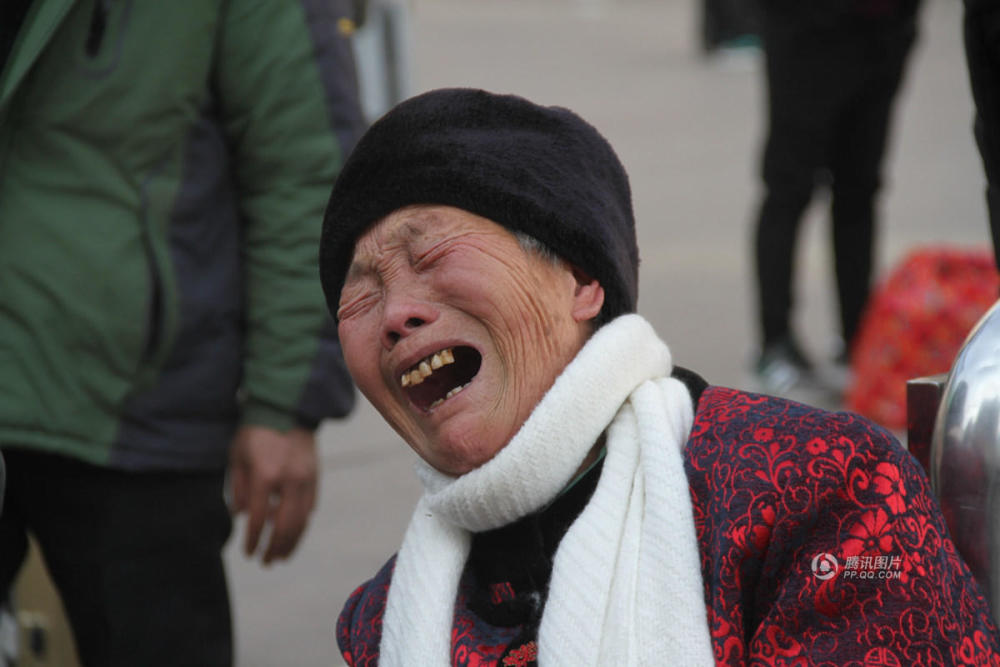 7旬老人火车站等不到亲人 好心人相助