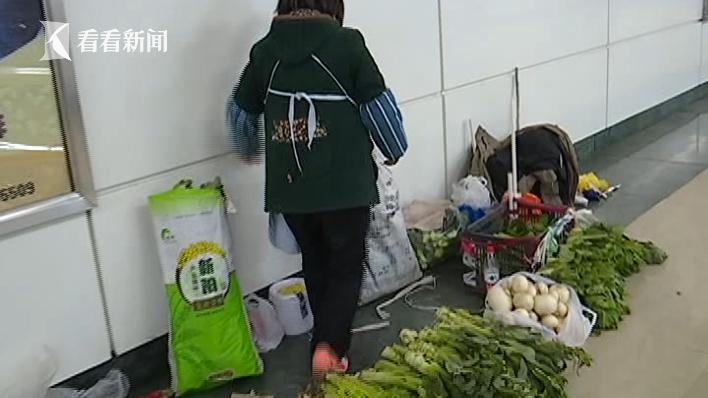 可怜父母心！老太寒夜摆摊卖菜为儿还债