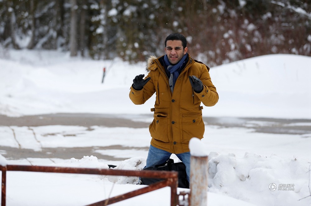 难民遭美国“封杀” 跪求加拿大警察准其入境