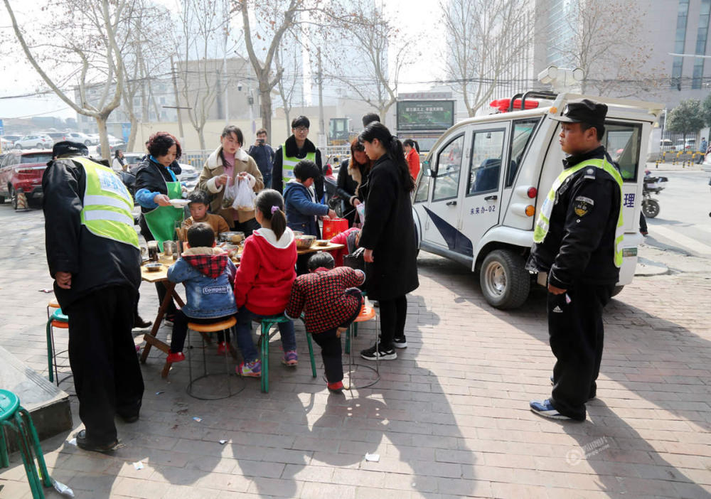 郑州城管等市民吃完饭才执法