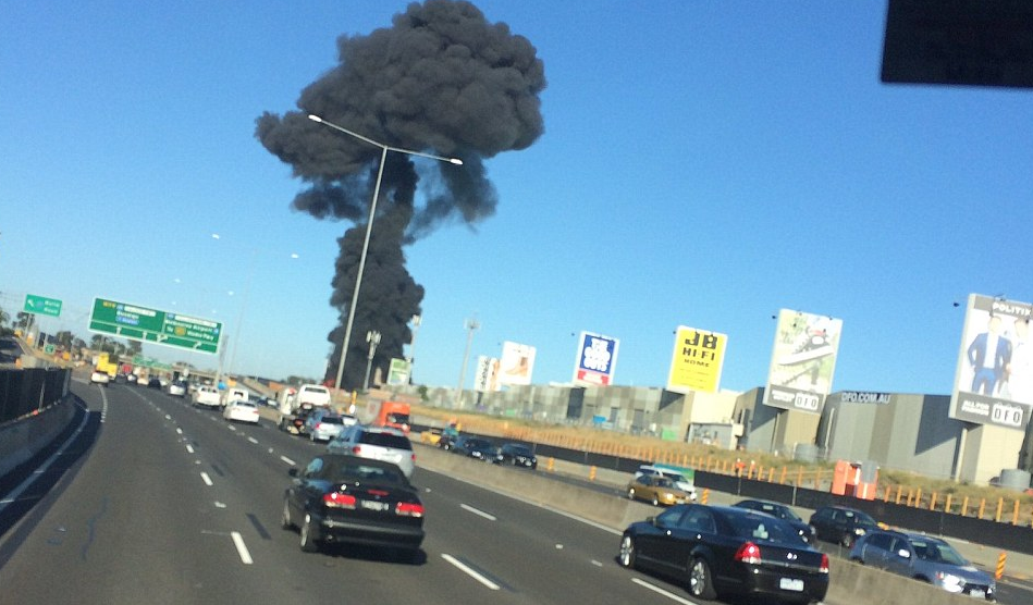 澳大利亚载5名游客飞机撞击商场后坠毁