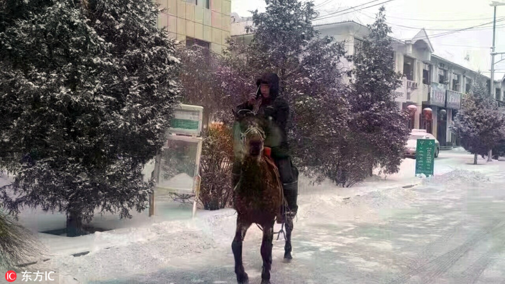 内蒙古突降暴雪 快递员骑马送包裹