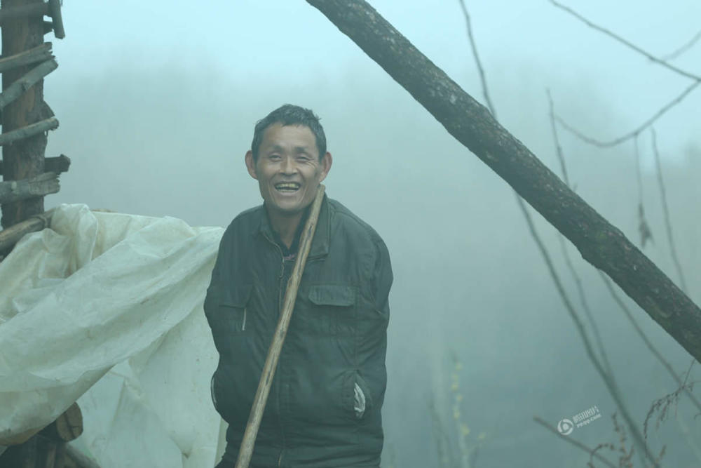 无臂男子含勺赡养母亲到终老 自力更生盖新房