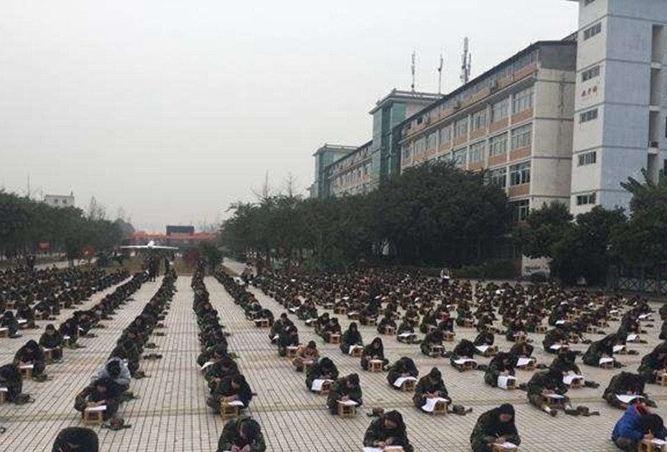 高校千人露天考试 老师用望远镜监考