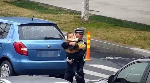 女子骑车被撞昏 未婚交警抱娃指挥交通
